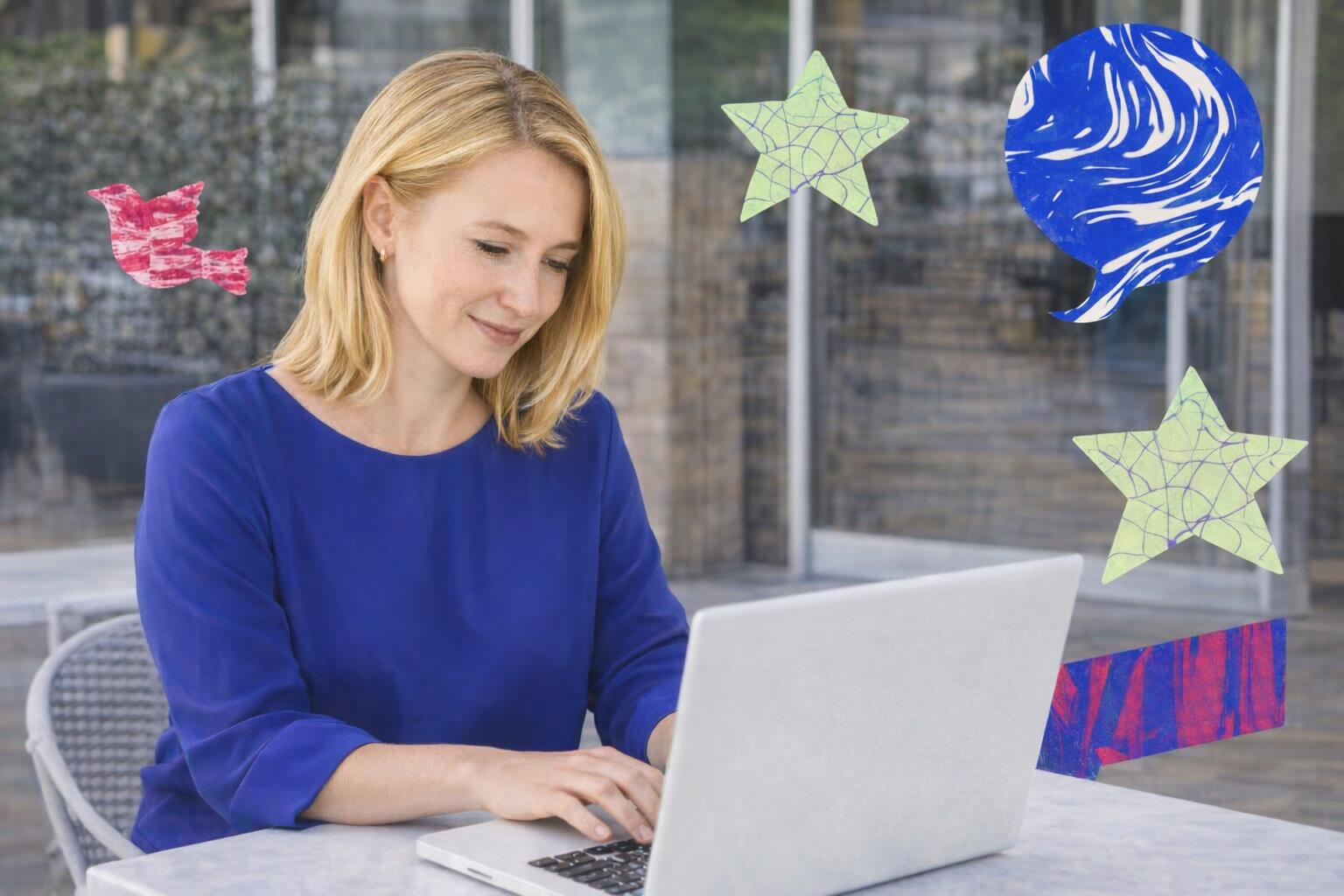 A professional guiding a group on digital marketing strategies.