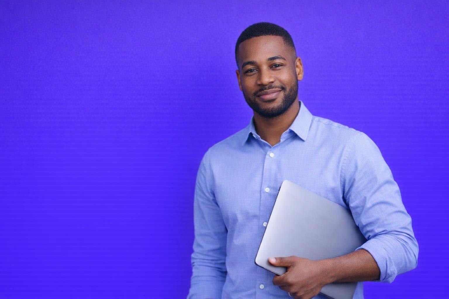 A beginner taking notes while watching an online SEO training video.